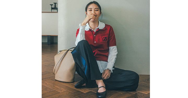 フリルブラウスにニットポロを重ねた甘口コーデ