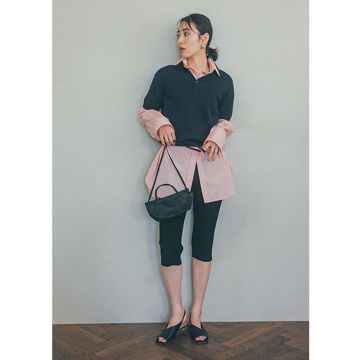 ビッグシャツの上にポロシャツをレイヤードしたコーデ