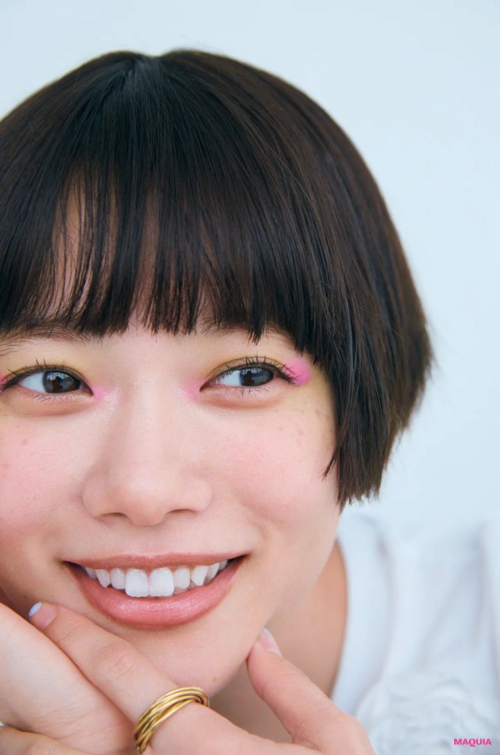 杉咲 花さん、朝晩のシートマスクで褒められ肌に。初買いコスメは憧れの赤ネイル