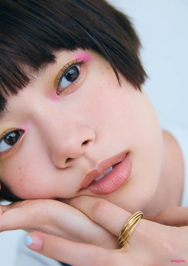 杉咲 花さん、朝晩のシートマスクで褒められ肌に。初買いコスメは憧れの赤ネイル_3