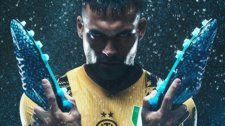 水に濡れたらデザインが変わる「NIKEスパイク」がすごい！欧州最強決定戦でエースFWが着用