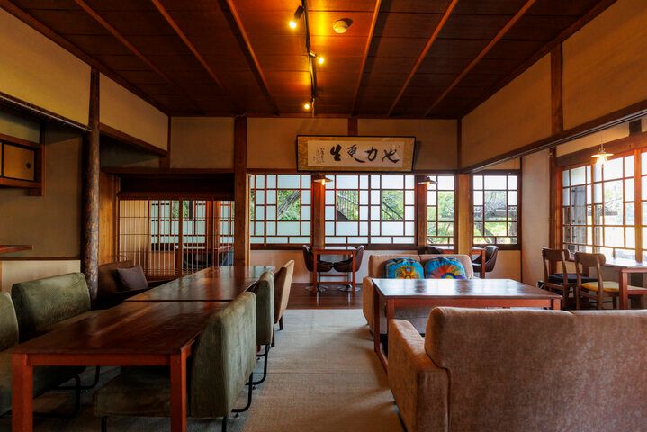 築110年のノスタルジックな古民家カフェ「HAKO TE AKO」を訪ねて、滋賀・近江八幡へ