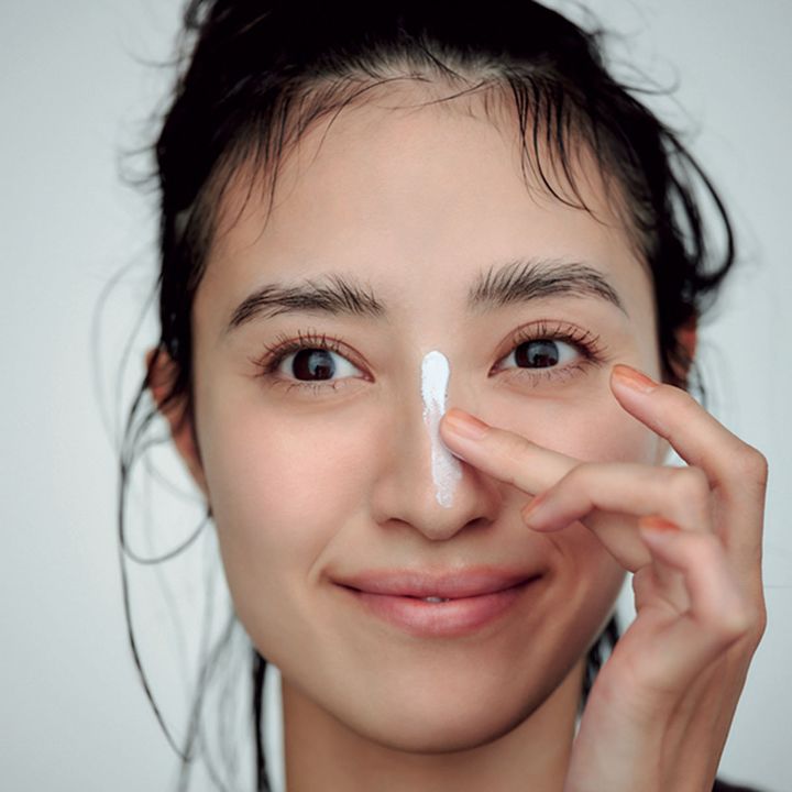 顔にクリームを塗るモデルさん