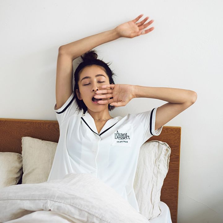 朝起きてすぐの女性のイメージ写真