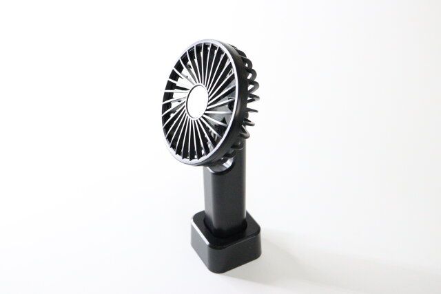 ハンディファン（角度調整可能、スタンド付） 自立