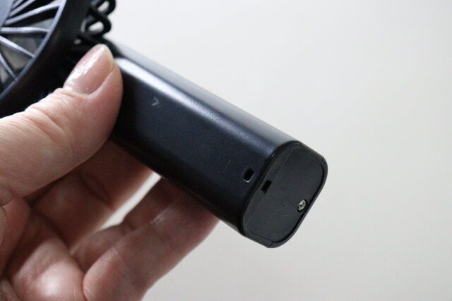 ハンディファン（角度調整可能、スタンド付） ストラップホール