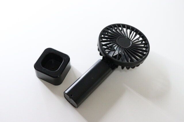 ハンディファン（角度調整可能、スタンド付）