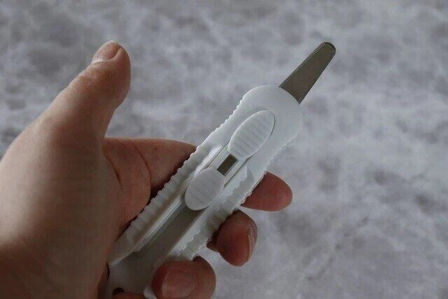 ダイソー 梱包・開封カッター