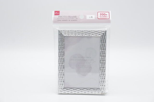 ダイソー アルミフォトフレーム（シルバーカラー、L判） パッケージ
