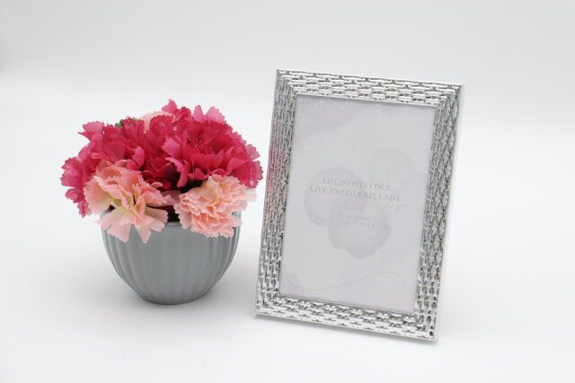 ダイソー アルミフォトフレーム（シルバーカラー、L判） デザイン