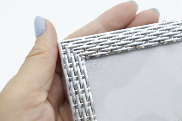 ダイソー アルミフォトフレーム（シルバーカラー、L判） デザイン