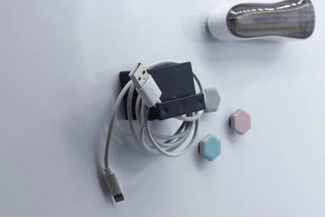 マグネットで取り付けるコードホルダー 使用例