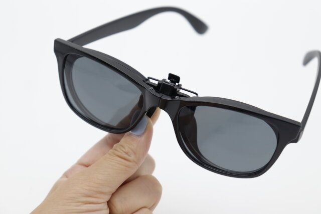 ダイソー 折り畳みクリップオンサングラス 使用例