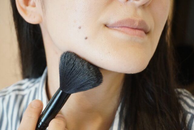 フェイスライン 顎下にシェーディング