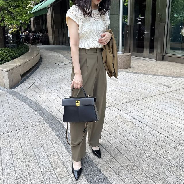 タックワイドパンツを着たコーデ