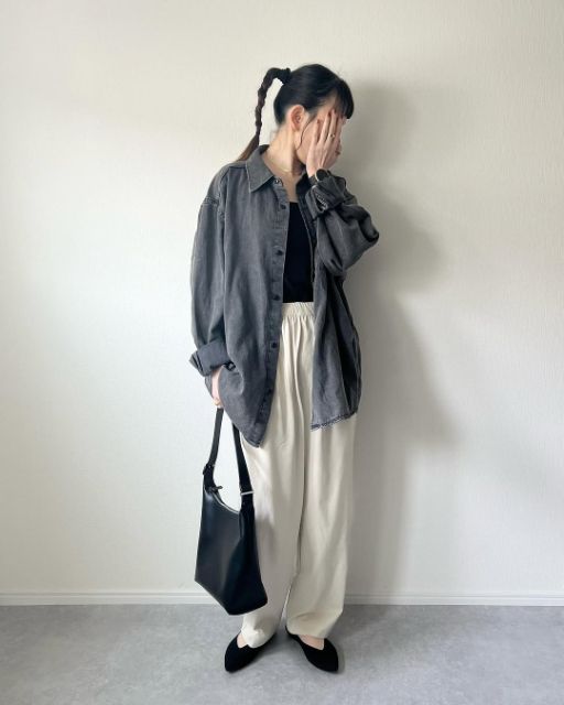 エアリズムコットンブラチューブトップとジャージーギャザーパンツを着たコーデ