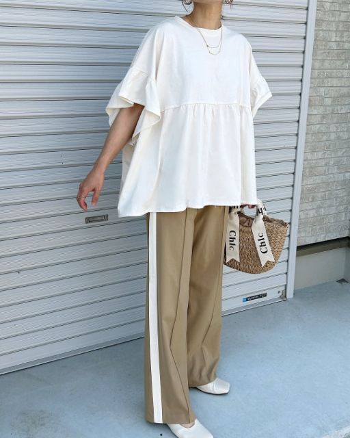 トラックパンツを着たコーデ