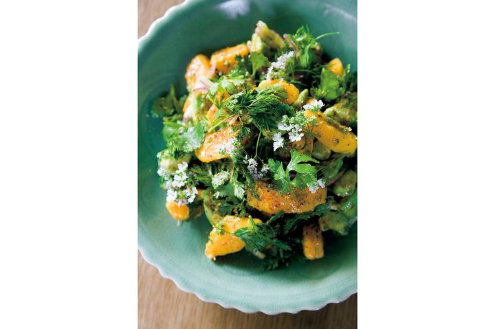 キリッとした酸味の“パクチーとパパイアのサラダ”