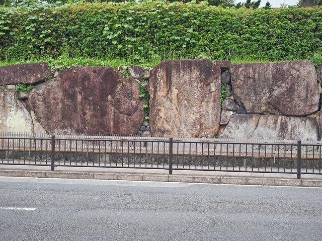 大仏殿に使用された石が使われた石垣