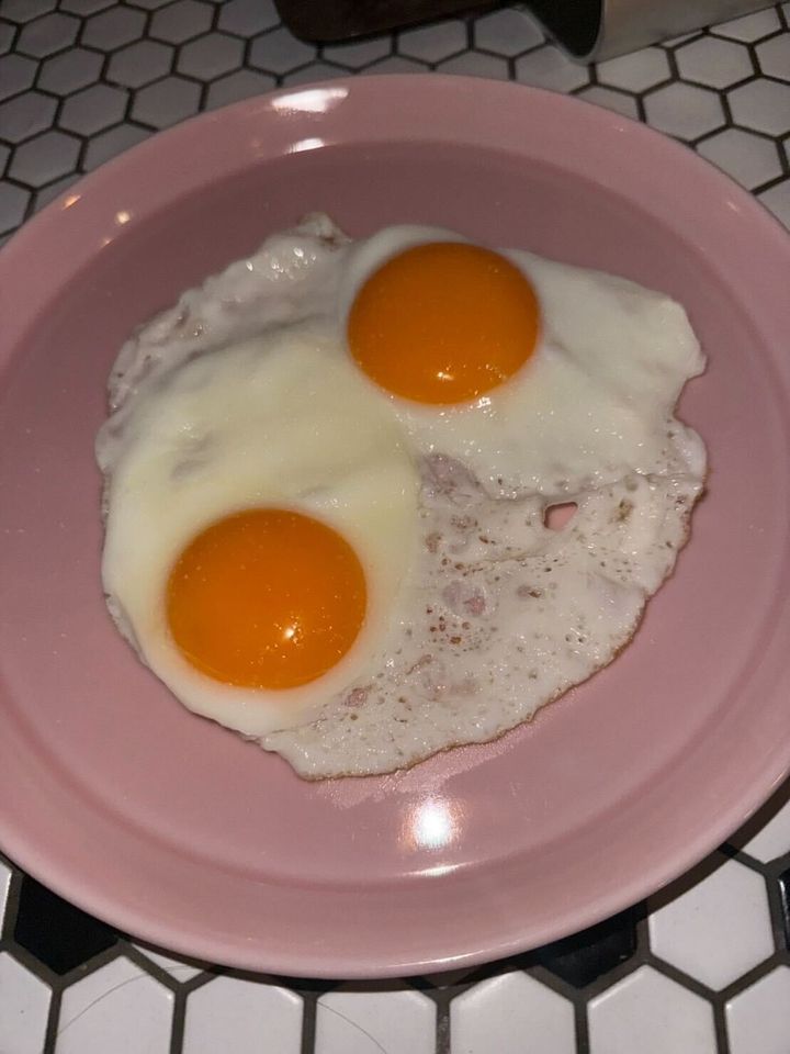 お皿の上の目玉焼き