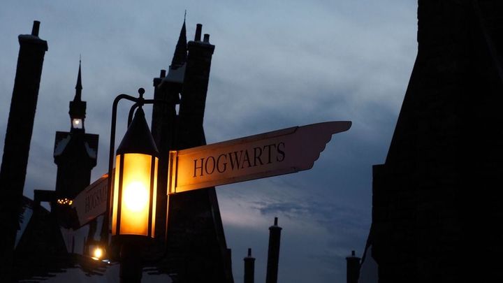 ランプで照らされる「HOGWARTS」と書かれた案内板