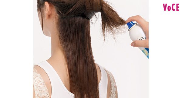 全髪を4段に分け、1段ずつ、ストレートアイロン→ツヤ出しスプレーという工程を繰り返す。