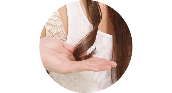 巻いた直後に毛先を手にのせて冷まし、しっかりカールを固定。