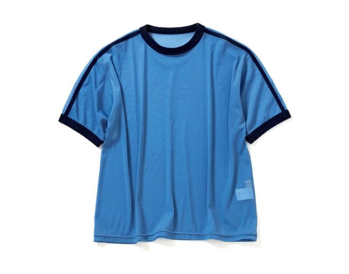スポーティなラインＴシャツは、ヴィンテージライクなブルーでヘルシーに着こなせる。￥9,680（ビームス ボーイ／ビームス 銀座）