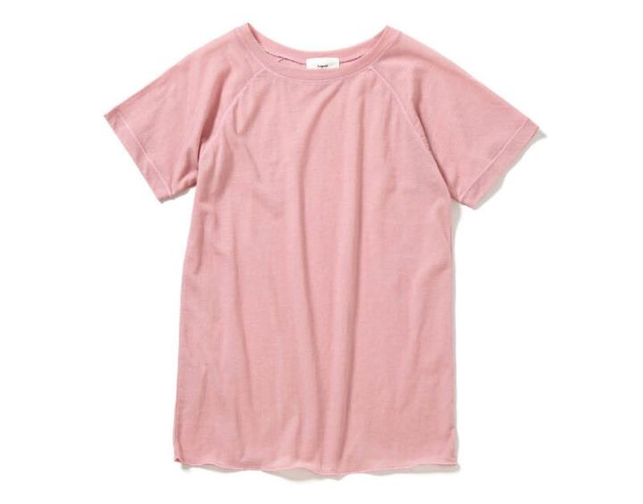 ほのかに甘いピンクのシアーT。薄くしなやかな生地が優しくフィット。￥5,500（アングリッド）