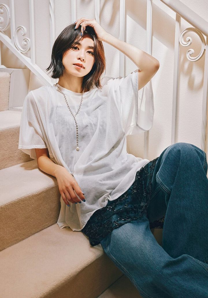 シルク混ならではのニュアンスのあるシアー感でカジュアルなＴシャツもどこか洗練ムードに。レースキャミを透けさせて、ぐっと女っぽく♡ Tシャツ￥23,100（フィーニー） キャミワンピース￥9,900（ヤエ／アンティローザ） タンクトップ￥16,500（ペレック／ショールームリンクス） デニム￥30,800（ザ シンゾーン／シンゾーン ルミネ新宿店） ネックレス￥19,800（フィリップ オーディベール／トゥモローランド）