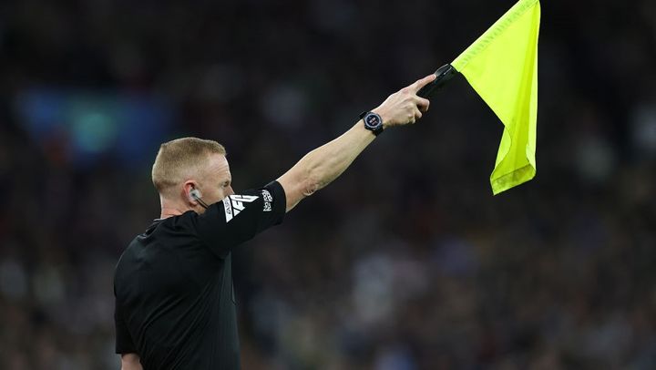 物議醸した日本代表選手への退場ジャッジで話題の『問題児審判』、解雇後の悲惨な姿を現地ファンが暴露