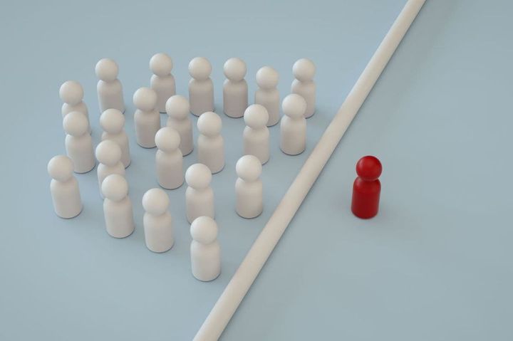 自分以外はみな線の引かれた向こう側にいる