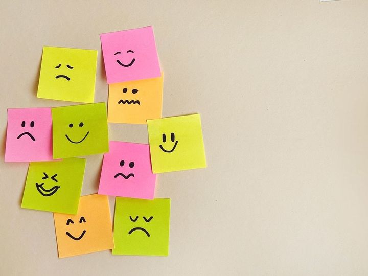 付箋一枚一枚にさまざまな表情が描かれている