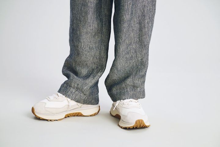 ワイドスラックスの裾から覗く靴のボリューム感が旬見えの。