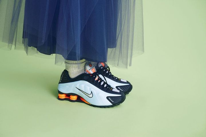 甘めのスカートでつくる大人女子のスニーカーコーデ