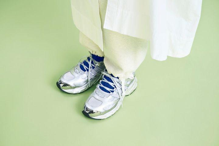 スウェットのリラックス感にピリッと辛さを足してメリハリを。