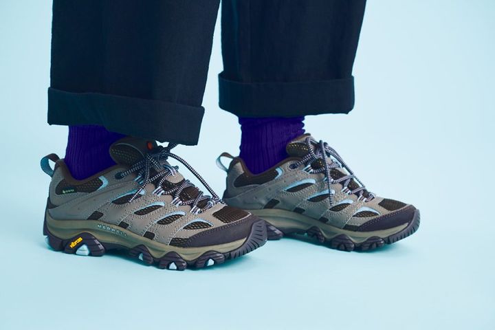 上品ハンサムなセットアップをカジュアルに着崩す役目も。