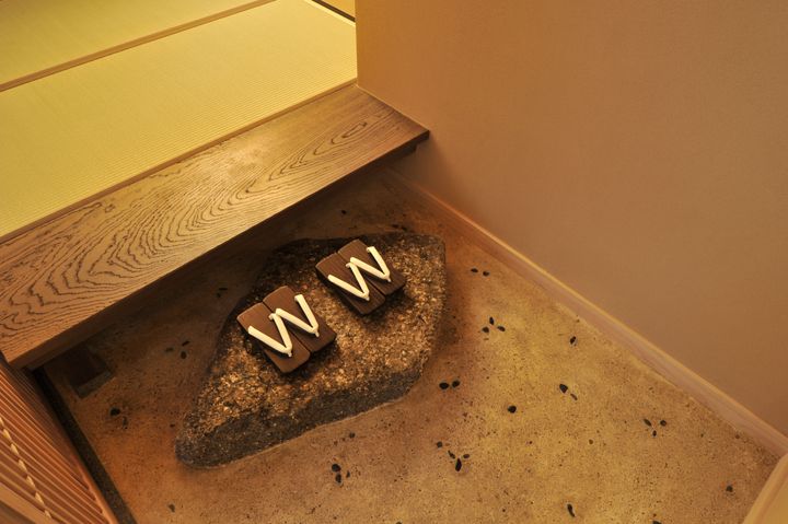 別世界へと誘う境界線としての役割も果たす沓脱石 ©︎三好和義