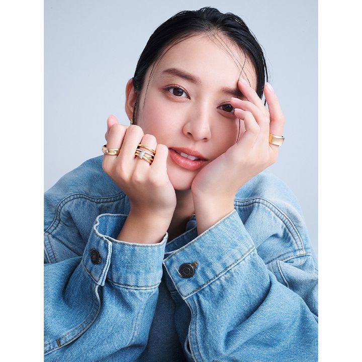 ポメラートのローズゴールドのリングを右手と左手に重ねづけした武井咲さん