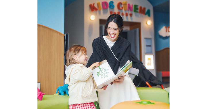 キッズシネマでくつろぐ森泉さんと子ども