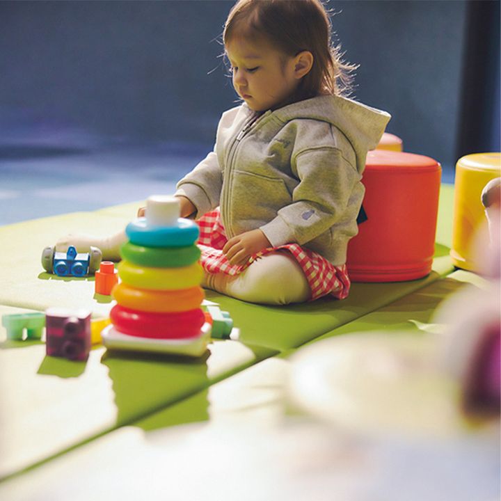 シアター内へは靴を脱いで入る