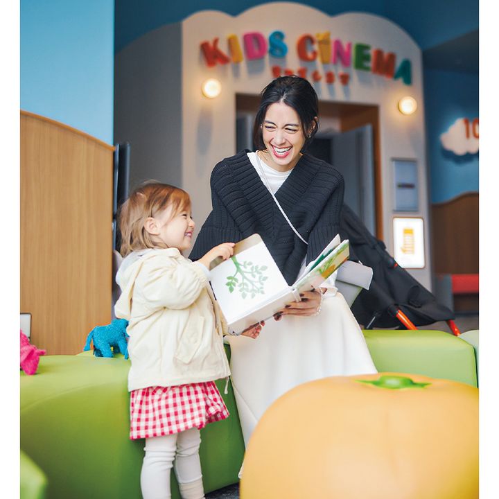 キッズシネマでくつろぐ森泉さんと子ども