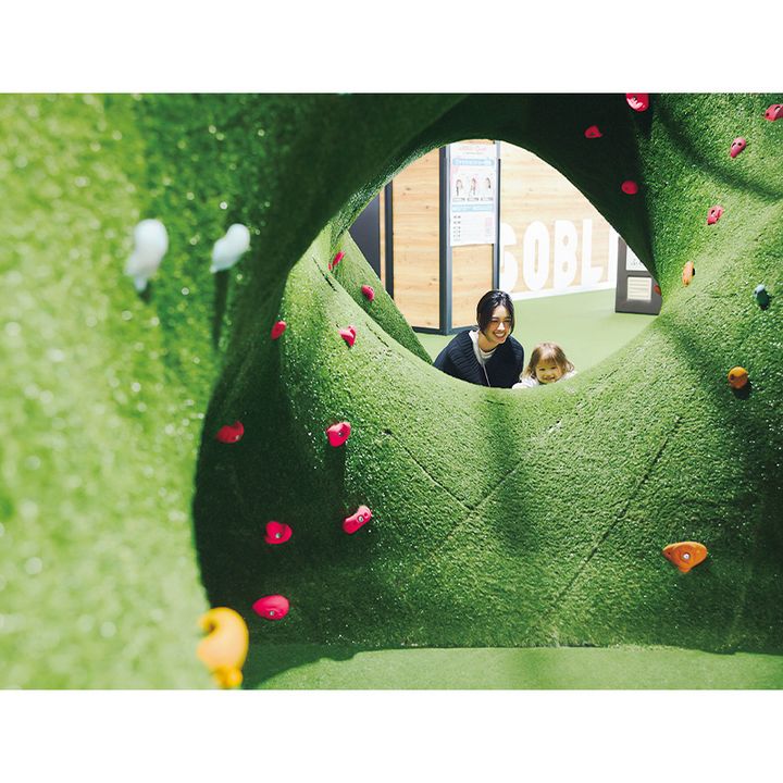 施設内で遊ぶ子ども