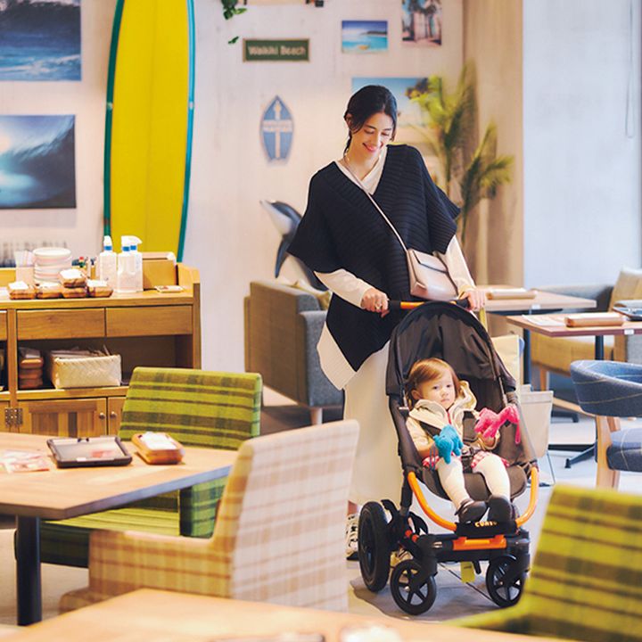 カートを引いて店内を歩く森泉さん