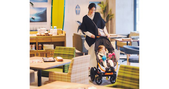 Loco’s Moco’sの店内をカートを引いて歩く森泉さん