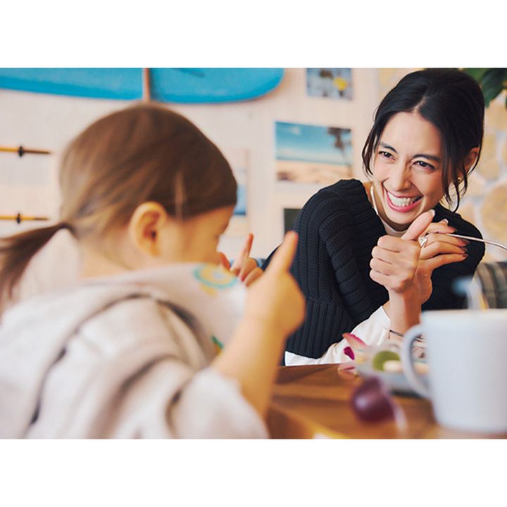 子どもに微笑みかける森泉さん