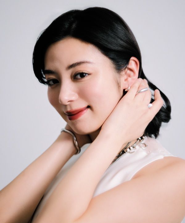 いけだ・えらいざ 1996年生まれ、福岡県出身。ニコラ専属モデルで芸能界デビューし、2011年に俳優デビュー。近作にドラマ『海に眠るダイヤモンド』『舟を編む』など多数。また映画監督や、ELAIZA名義での音楽活動も。