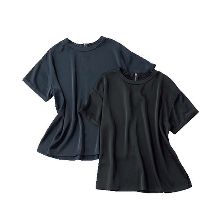 サテン素材のTブラウス