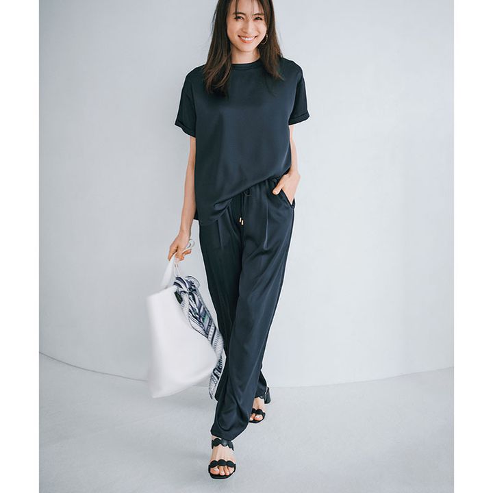 サテン素材のTブラウスとパンツのセットアップ