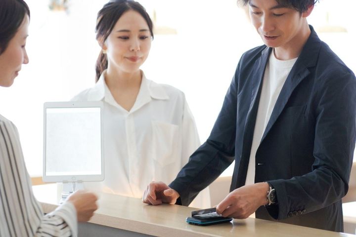 初回デートは男性がおごるべきか、それとも割り勘であるべきか